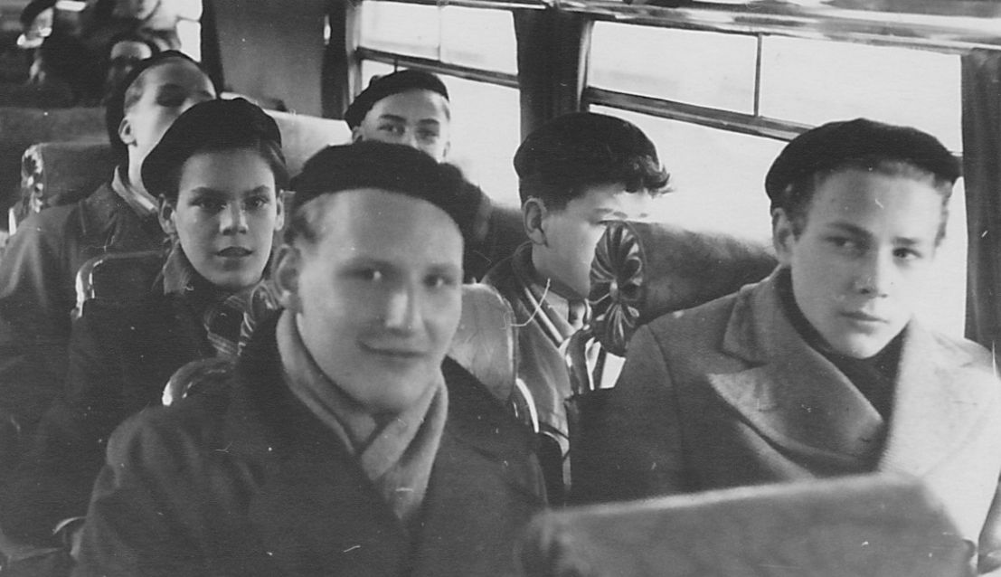 1954_03 Bus Knips_Zwiebel_Maenni_Addi_Koffer_Franzl.jpg